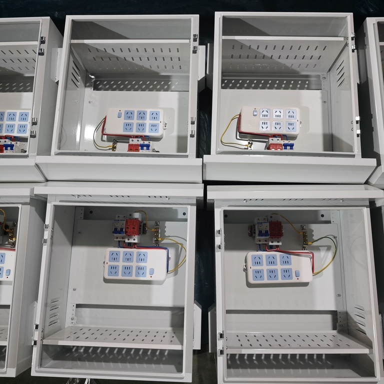 Ouyue Electric сыртқы жаңбырдан қорғайтын тарату қорабының жаппай өндірісі нақты фотосуреттері: металл қаңылтыр қабығынан бастап машинаны құрастыруға дейінгі толық технологиялық дисплей.