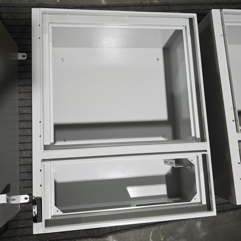 Ouyue Electric компаниясының тот баспайтын болаттан жасалған зарядтау қадаларын тарату қорабы Сауд Арабиясына жіберілді: сыртқы жоғары температураға жарамды екі қабатты бөлінген құрылым