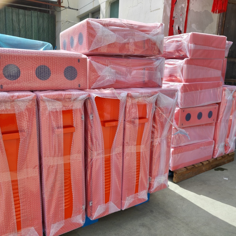 Ouyue Electric компаниясының ашық қызғылт сары тарату қораптары Құрама Штаттарда бір уақытта қол жетімді: шағын ескерту үлгісі мен орташа өлшемді портативті үлгі бір топтамаға оралған. Қауіпсіздік белгілері мен портативті дизайн Солтүстік Америкадағы жұмыс жағдайларына сәйкес келеді