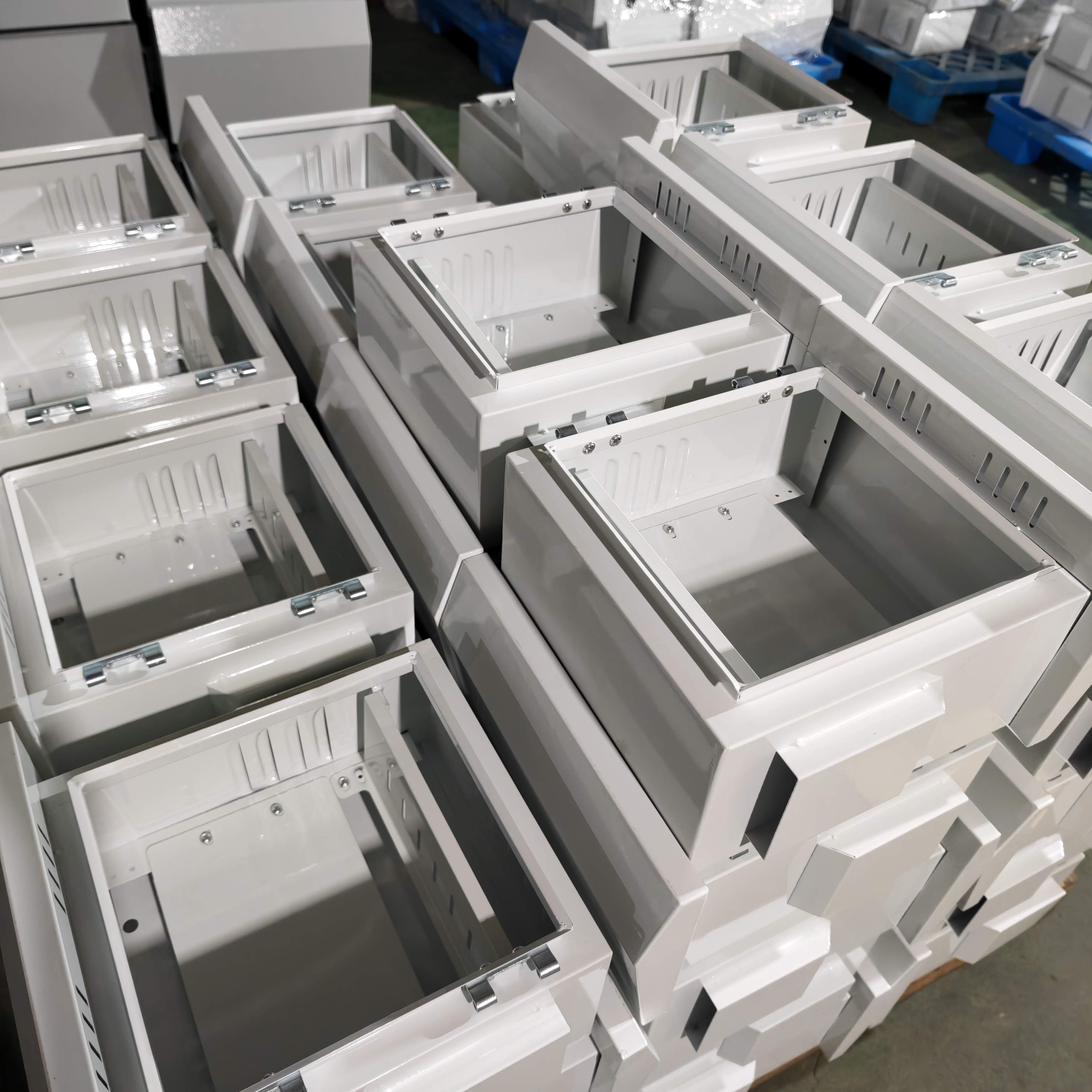 Ouyue Electric сыртқы жаңбырдан қорғайтын бақылау қораптары партиялармен жиналуда және Бразилияға жөнелтіледі.
